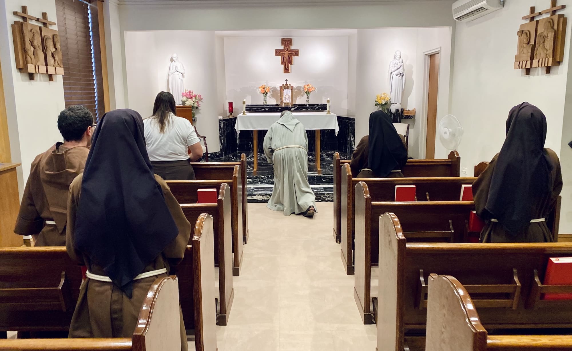 Eucharistic Adoration – Franciscans of the Eucharist of Chicago